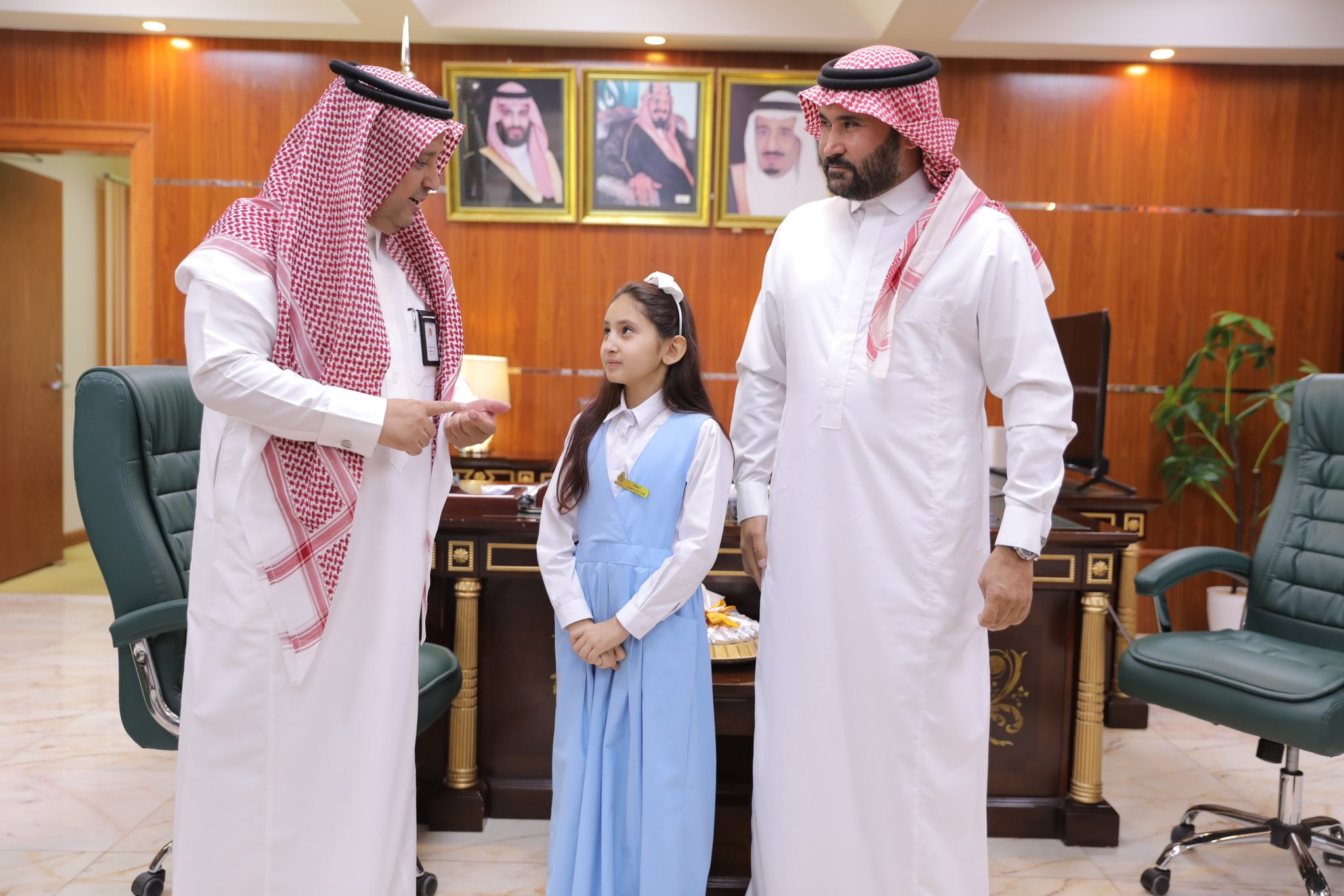 (العربية) تكريم المدير العام لإدارة تعليم الجوف للطالبة وفاء جابر العنزي