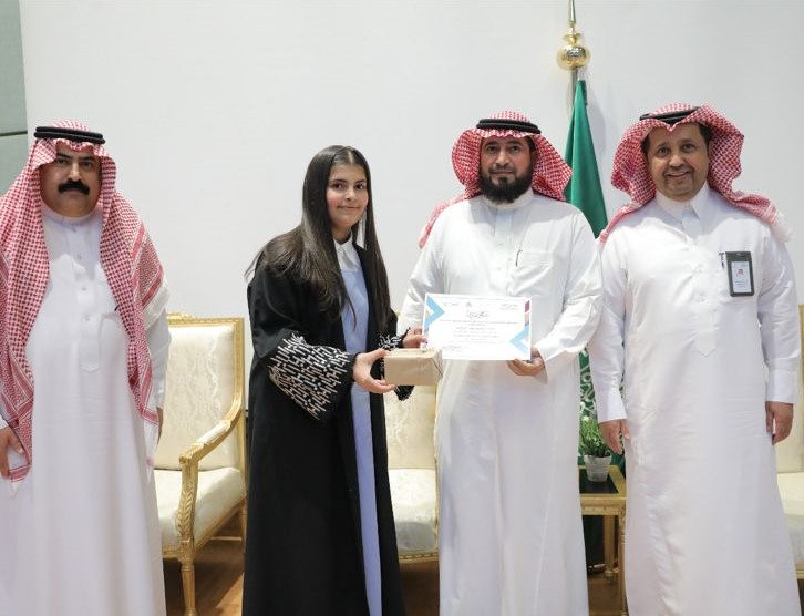 تكريم مدير عام التعليم للطالبة دانه فهد الرويلي